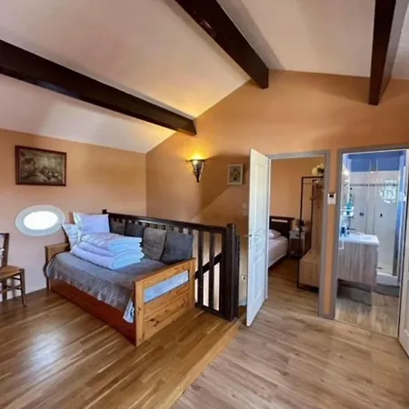 Semesterbostad Maison 2 Pieces/mezzanine Avec Jardin Et Piscine, A Deux Pas De La De - Fr-1-246-552 Châtelaillon-Plage